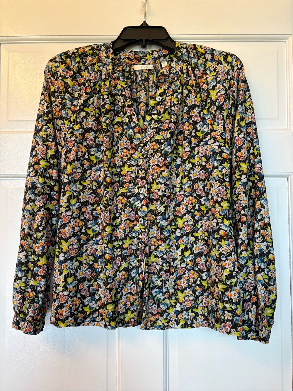 Doen Black Floral Button-Front Womens Blouse. Size small.